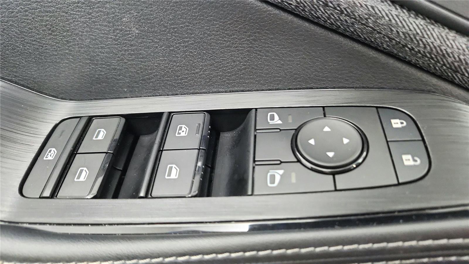 Used 2023 Nissan Rogue SV image 24