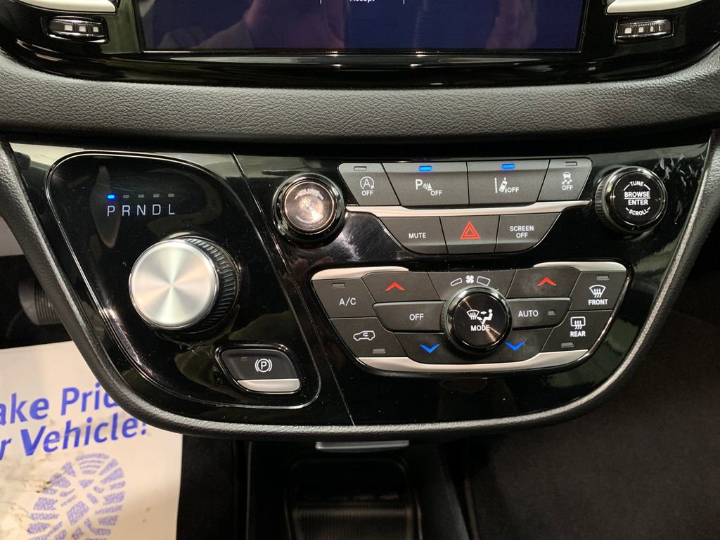 Used 2025 Chrysler Pacifica Select FWD image 27
