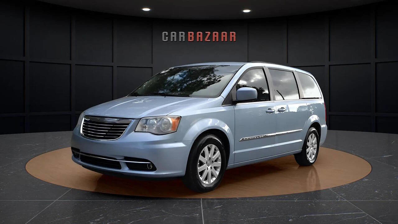 Used 2013 Chrysler Town & Country Touring image 1