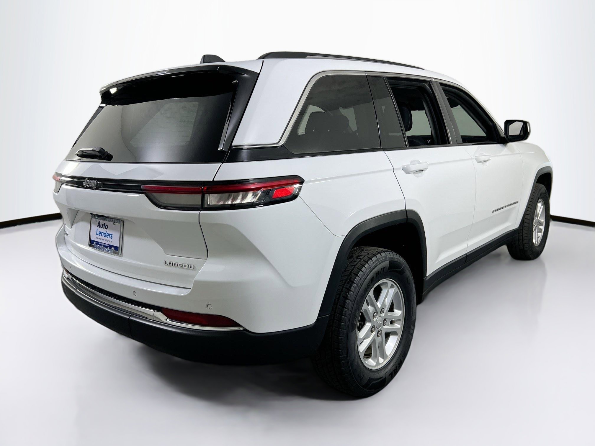 Used 2023 Jeep Grand Cherokee Laredo AWD/4WD image 5