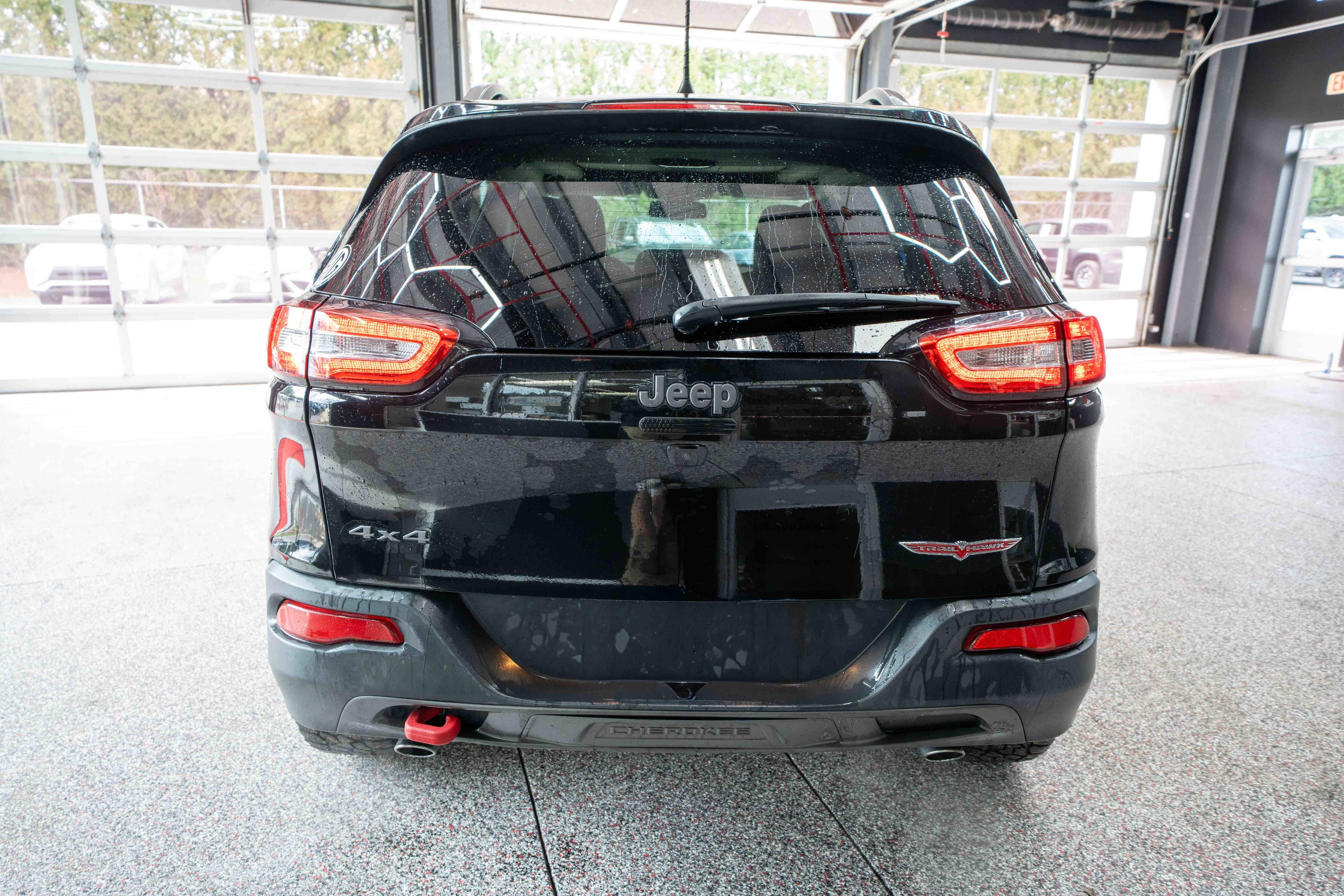 Used 2017 Jeep Cherokee Trailhawk image 3