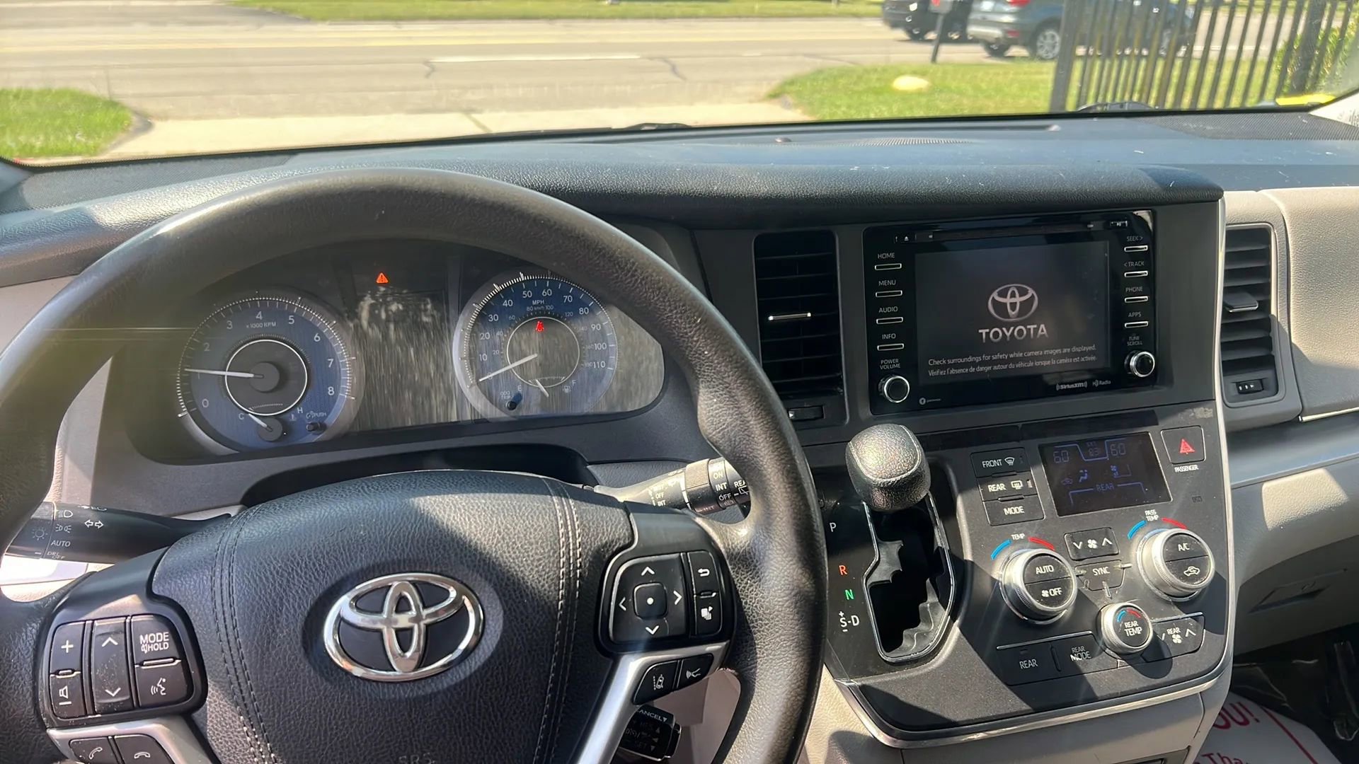 Used 2018 Toyota Sienna LE w/ Carpet Mat Package image 20