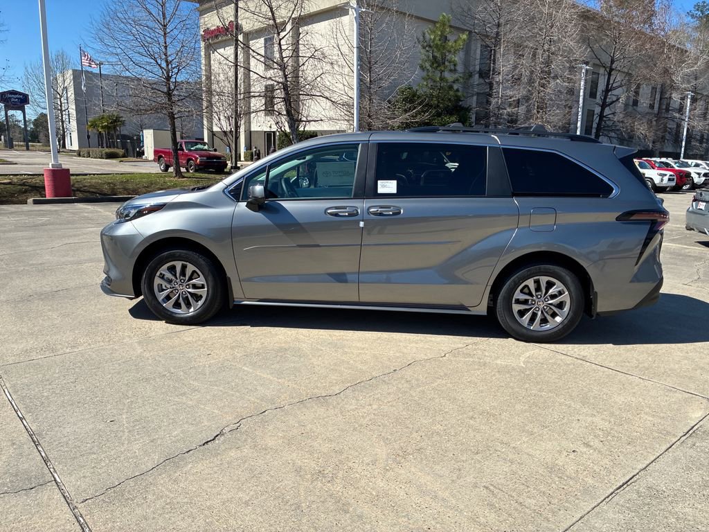 New 2026 Toyota Sienna LE image 2