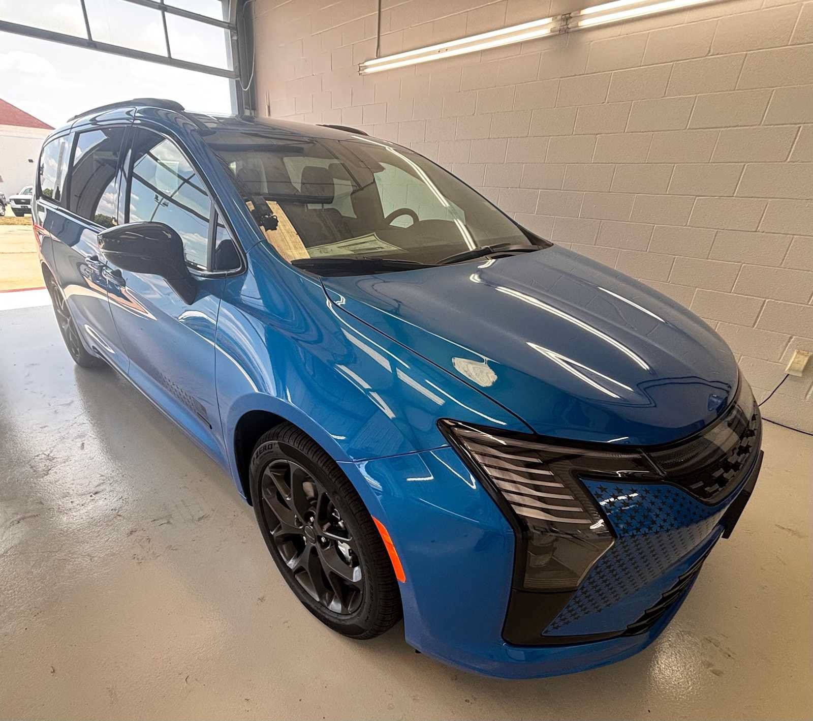 New 2027 Chrysler Pacifica Select FWD image 3