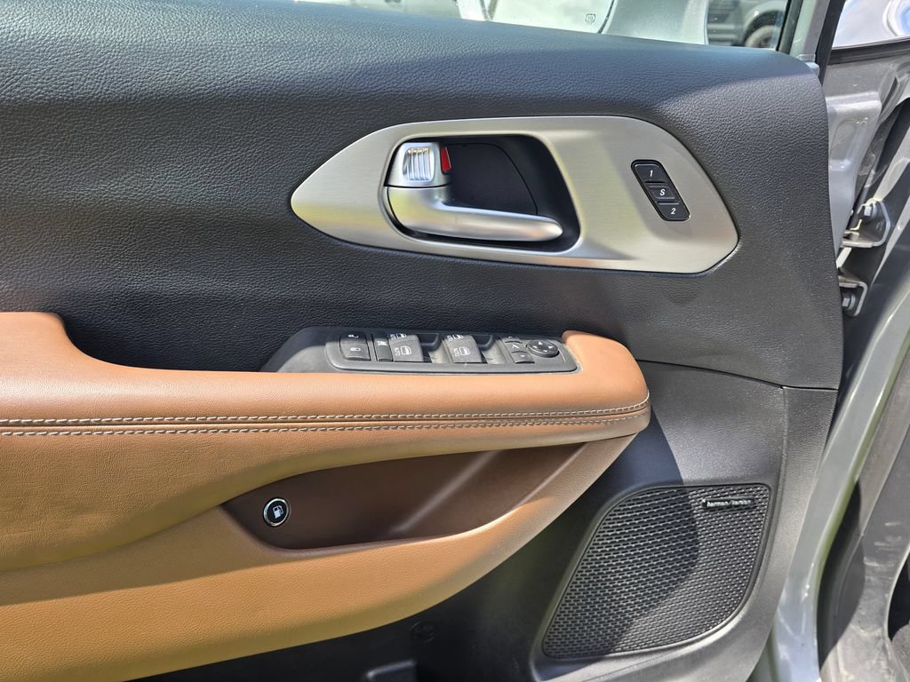 Used 2021 Chrysler Pacifica Limited w/ Premium & Safety Sphere Group FWD image 12