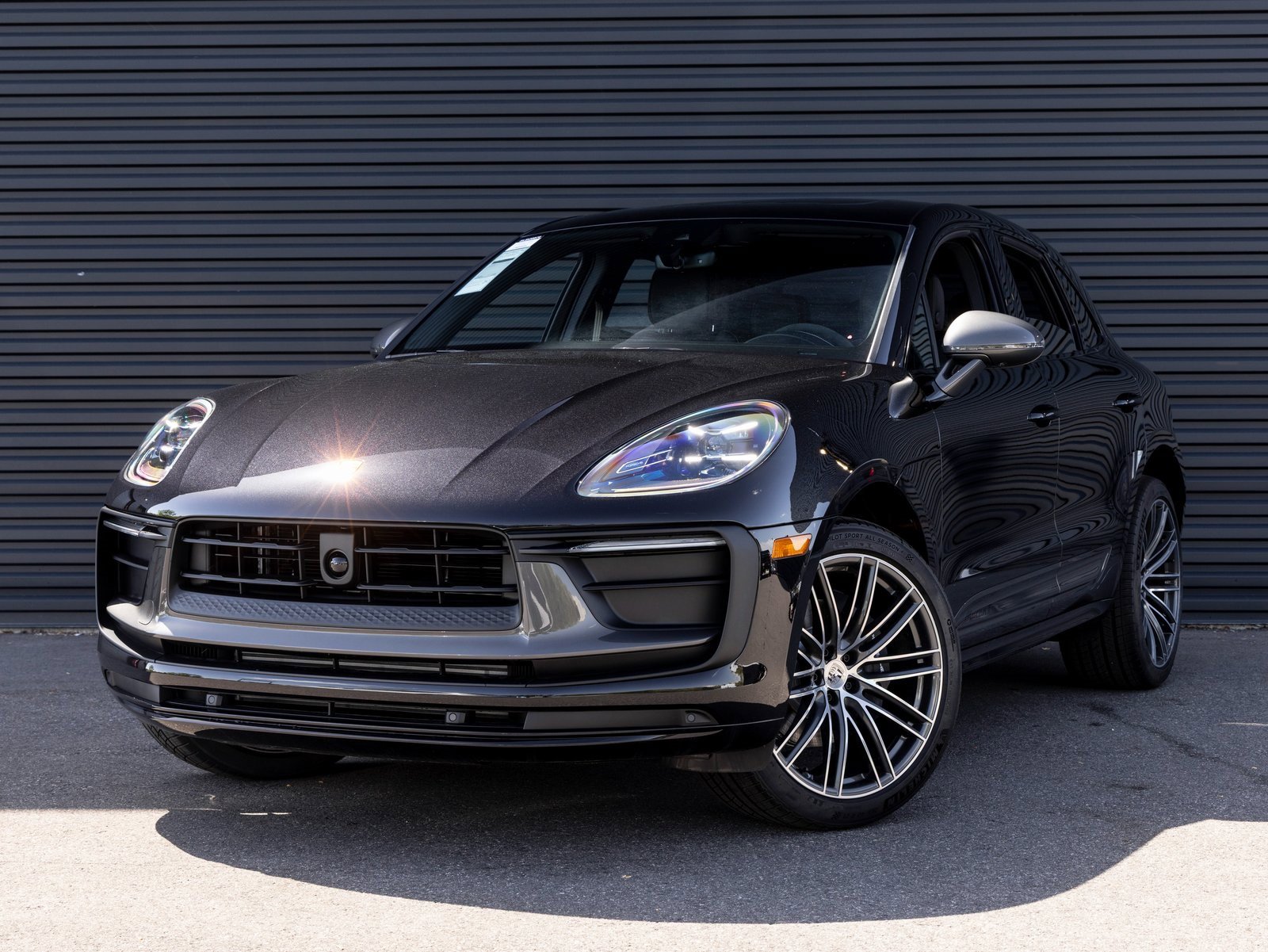 Used 2025 Porsche Macan Turbo image 1