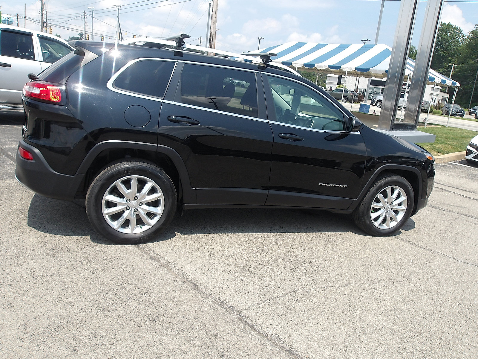 Used 2017 Jeep Cherokee Limited AWD/4WD image 8