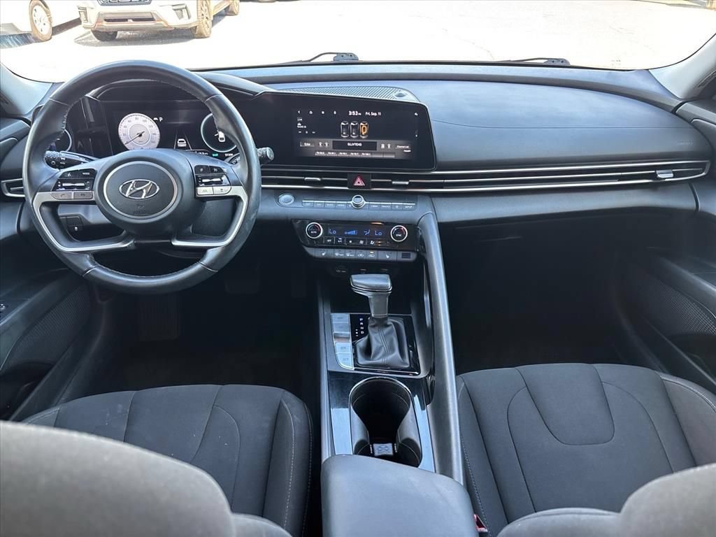 Used 2023 Hyundai Elantra SEL w/ Convenience Package FWD image 4