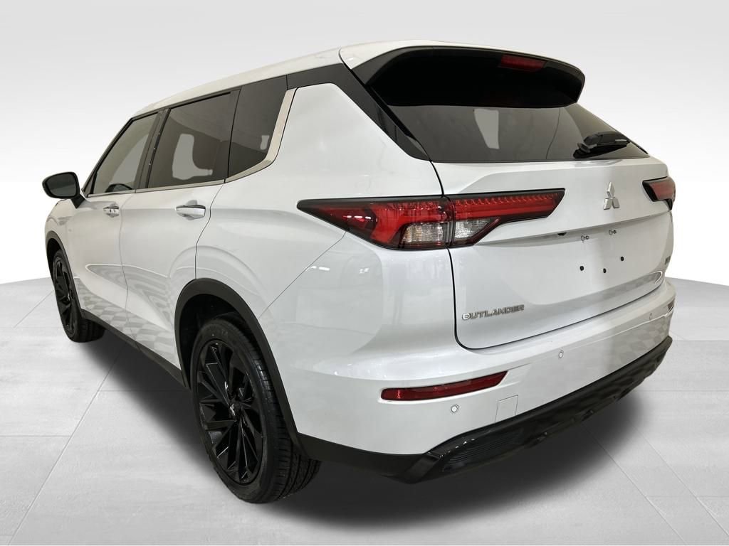 Used 2024 Mitsubishi Outlander SE Black Edition image 3