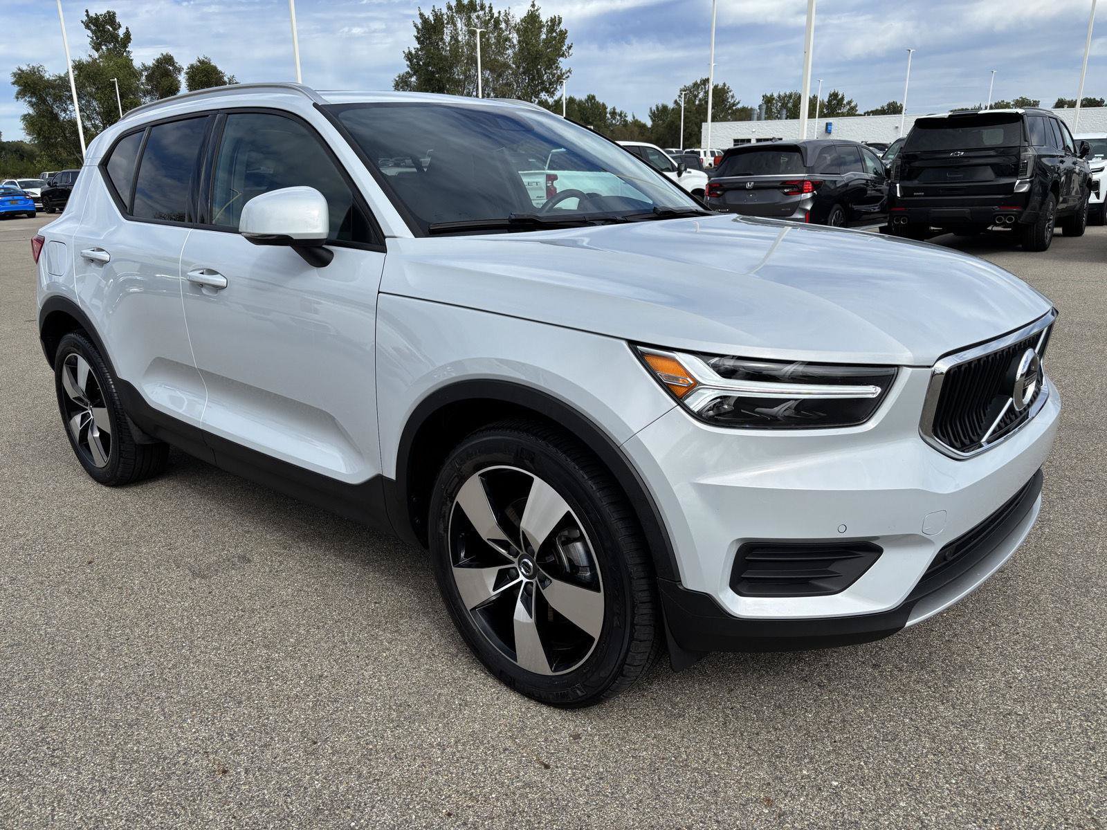 Used 2020 Volvo XC40 T5 Momentum w/ Protection Package Premier AWD/4WD image 5