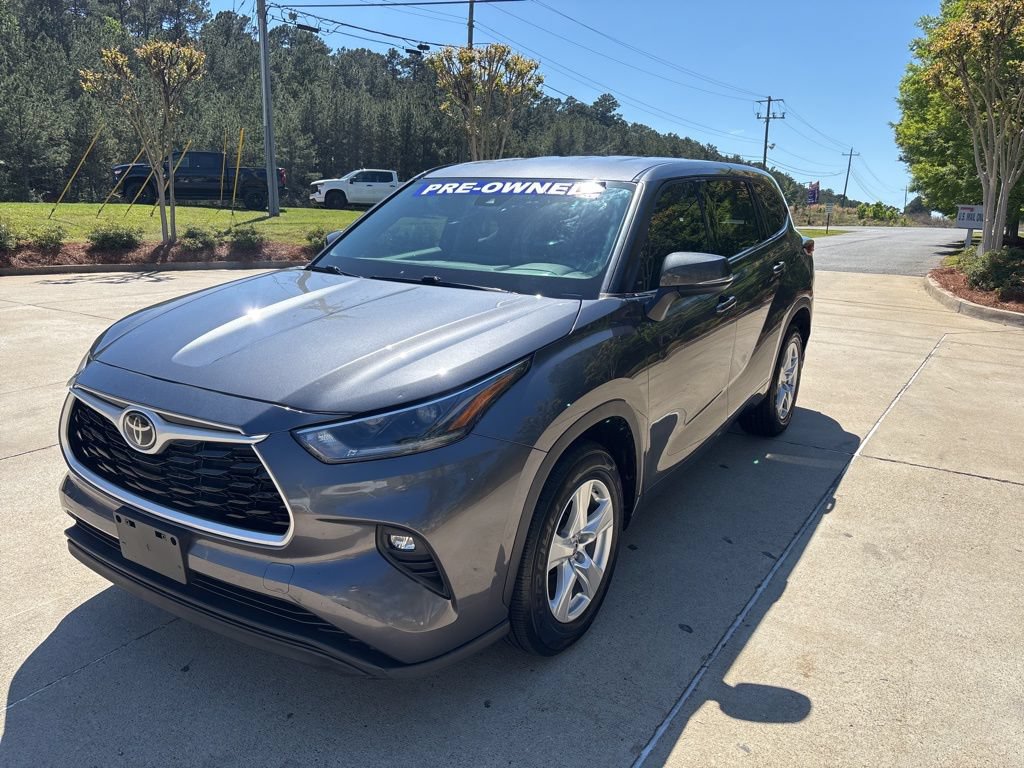 Used 2021 Toyota Highlander LE FWD image 3