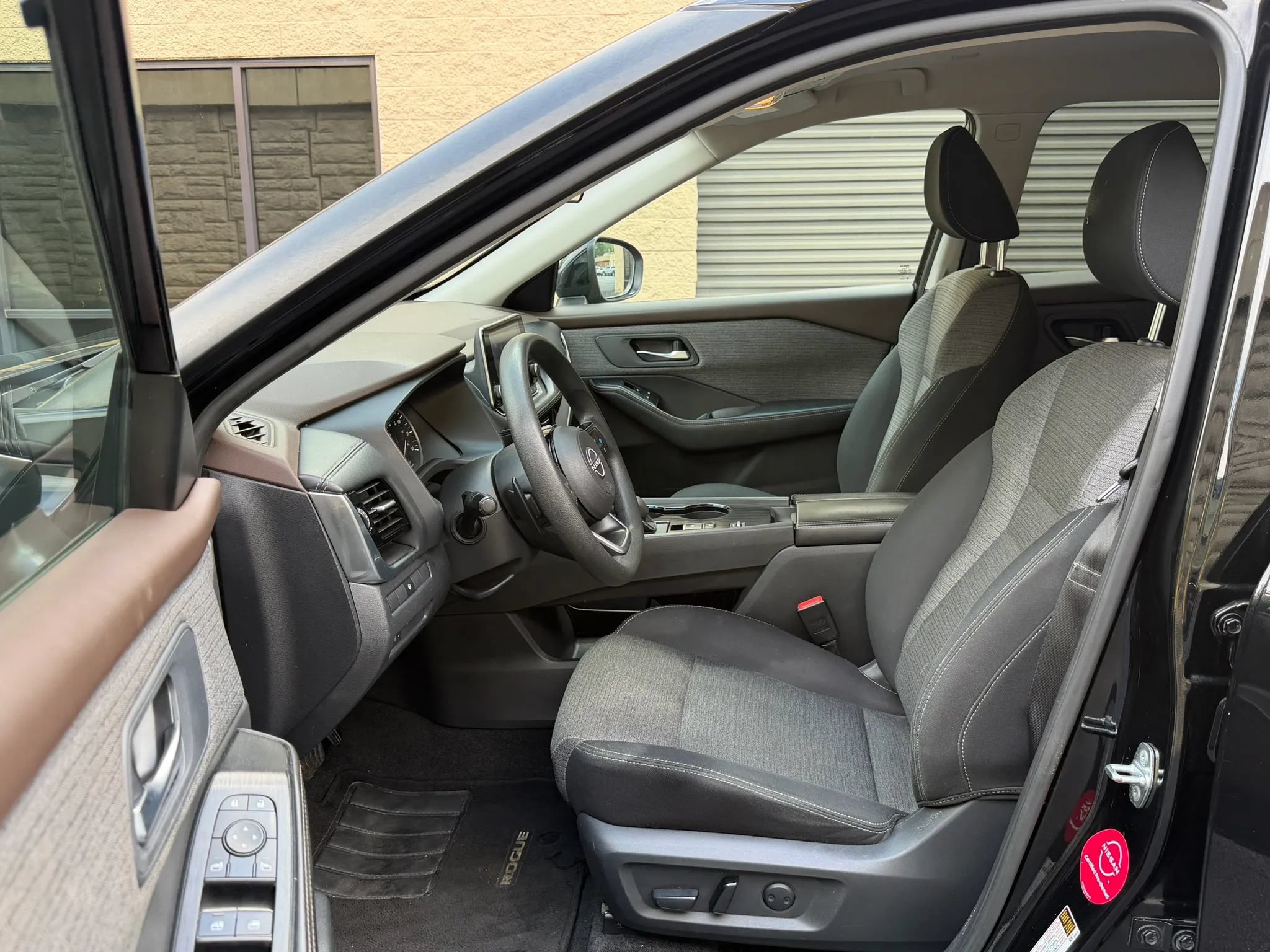 Used 2022 Nissan Rogue SV FWD image 21