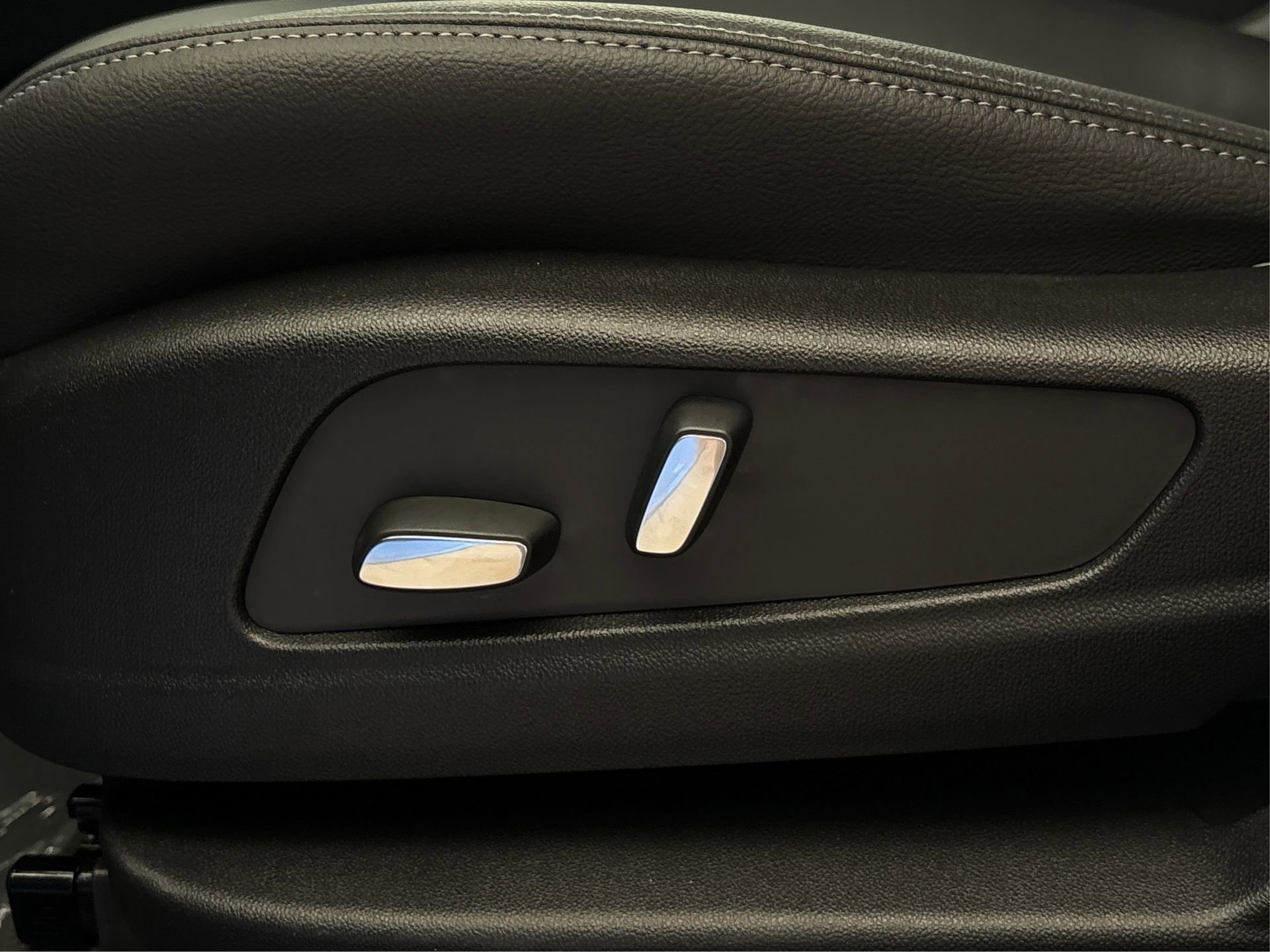 New 2025 Cadillac XT6 Luxury image 31