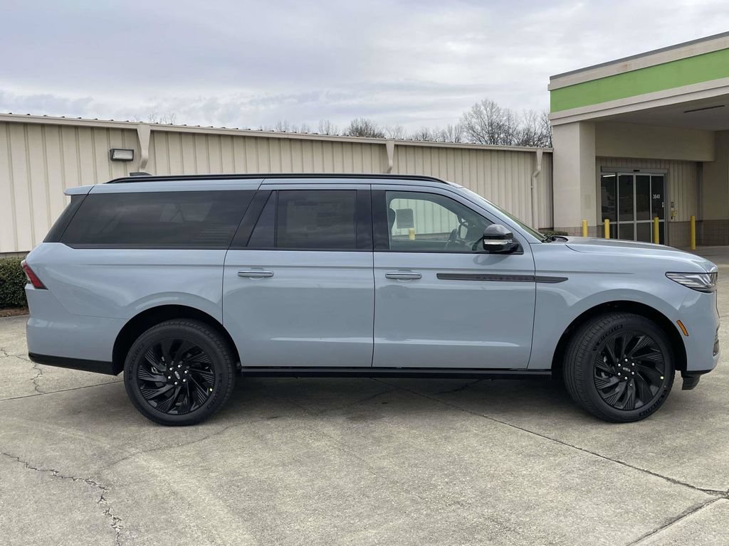 New 2026 Lincoln Navigator L Reserve w/ Jet Appearance Package AWD/4WD image 2