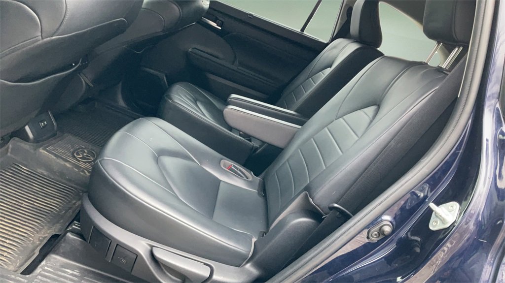 Used 2020 Toyota Highlander XLE image 12