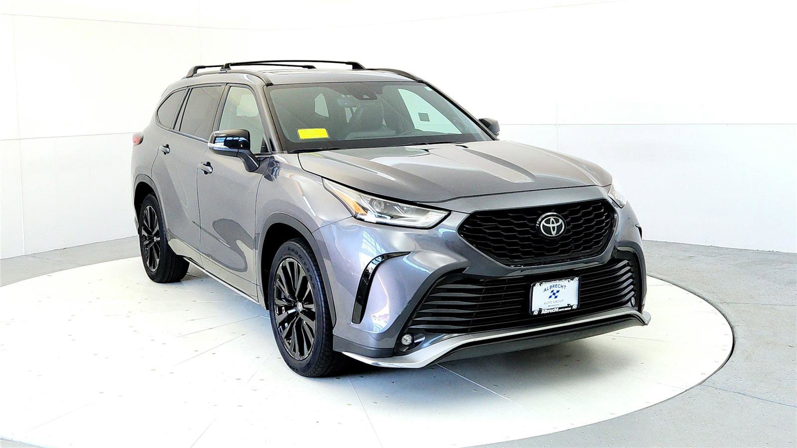 Used 2023 Toyota Highlander XSE AWD/4WD image 2