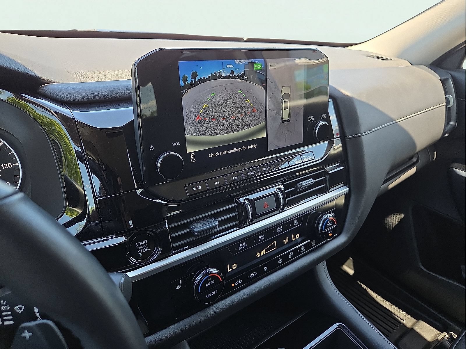 Used 2025 Nissan Pathfinder SL AWD/4WD image 17