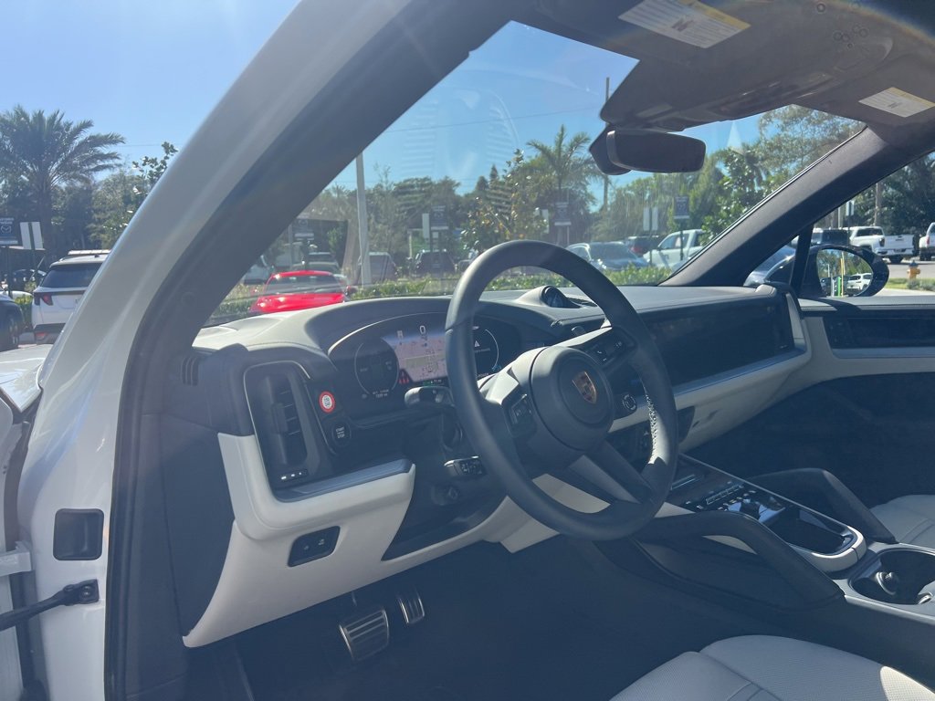 Used 2024 Porsche Cayenne S image 32