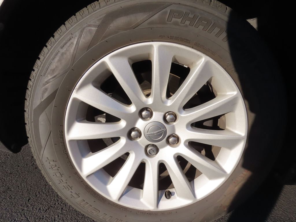 Used 2014 Chrysler 300 image 17