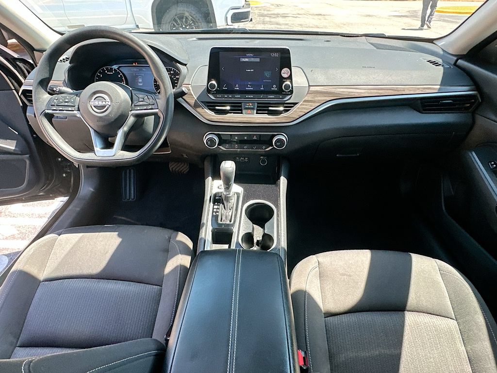 Used 2024 Nissan Altima 2.5 SV FWD image 3