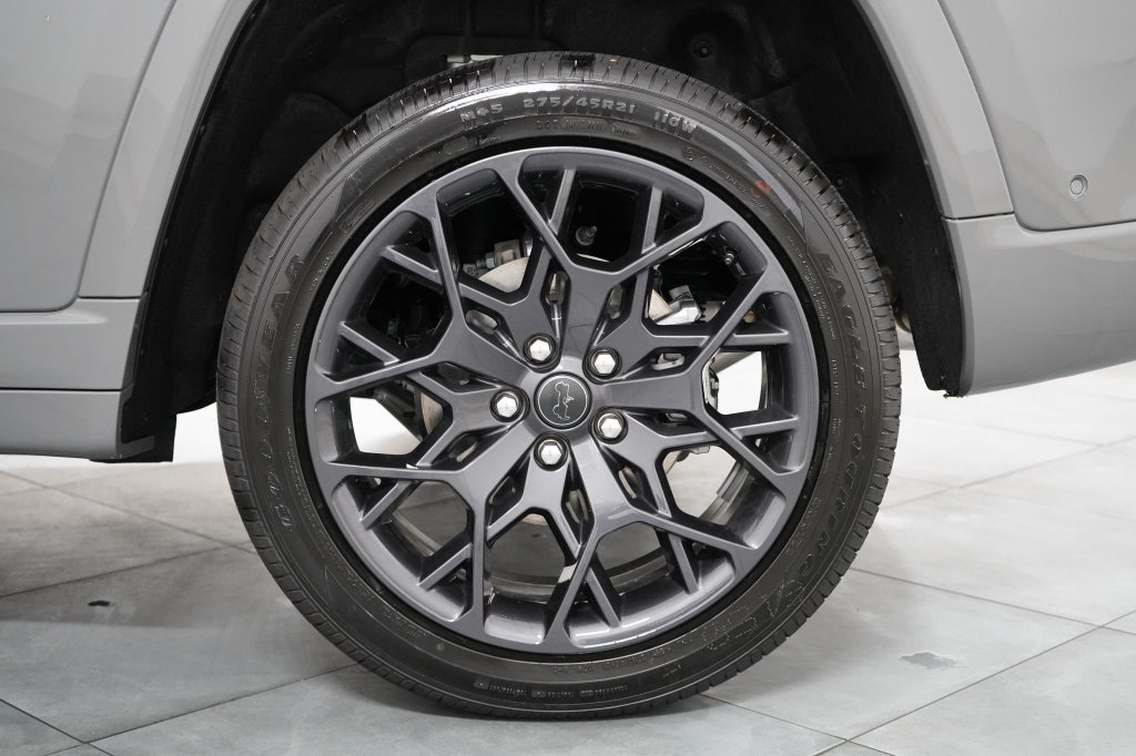 Used 2024 Chrysler Pacifica Limited w/ Uconnect Theater Family Group FWD image 32