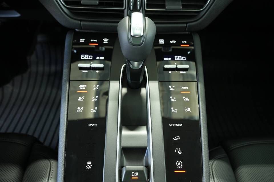 Certified 2025 Porsche Macan AWD/4WD image 23