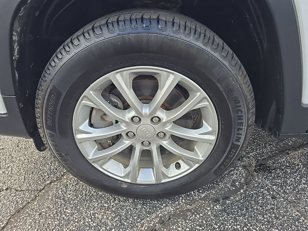 Used 2019 Jeep Cherokee Latitude w/ Cold Weather Group image 31