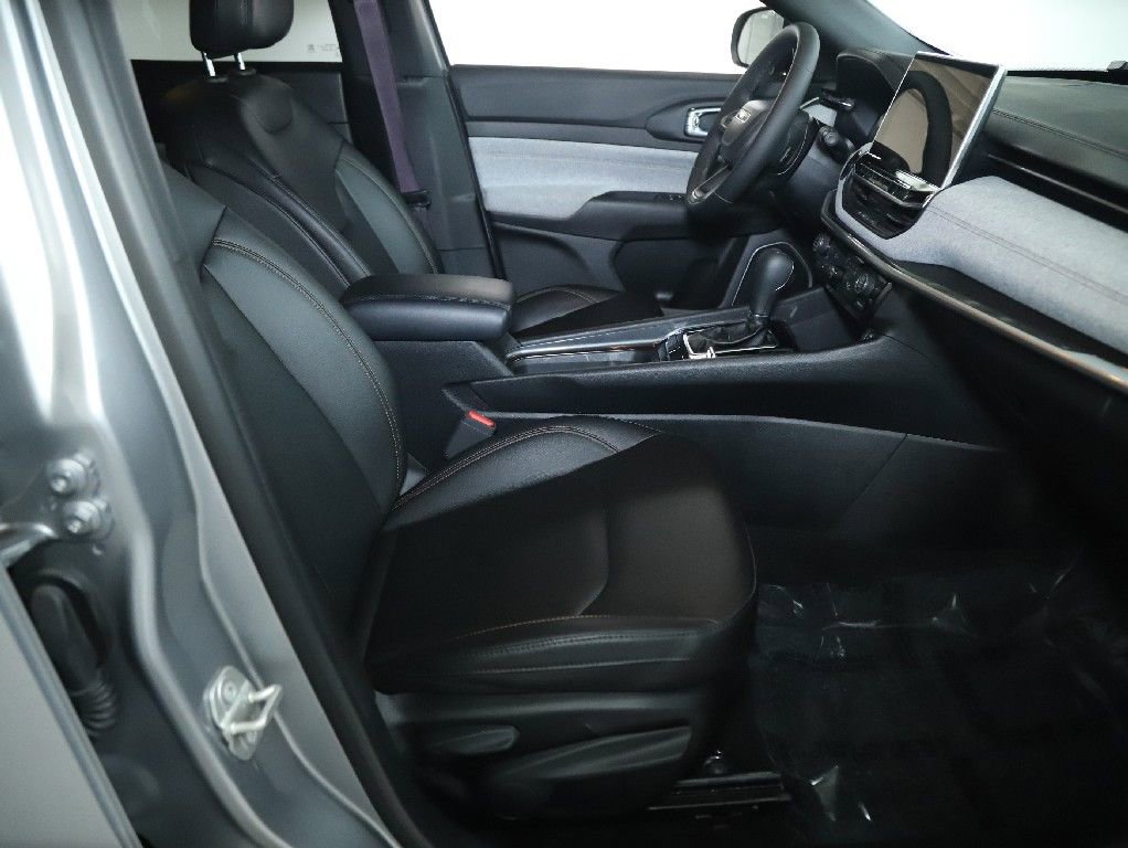 Used 2024 Jeep Compass Latitude image 34