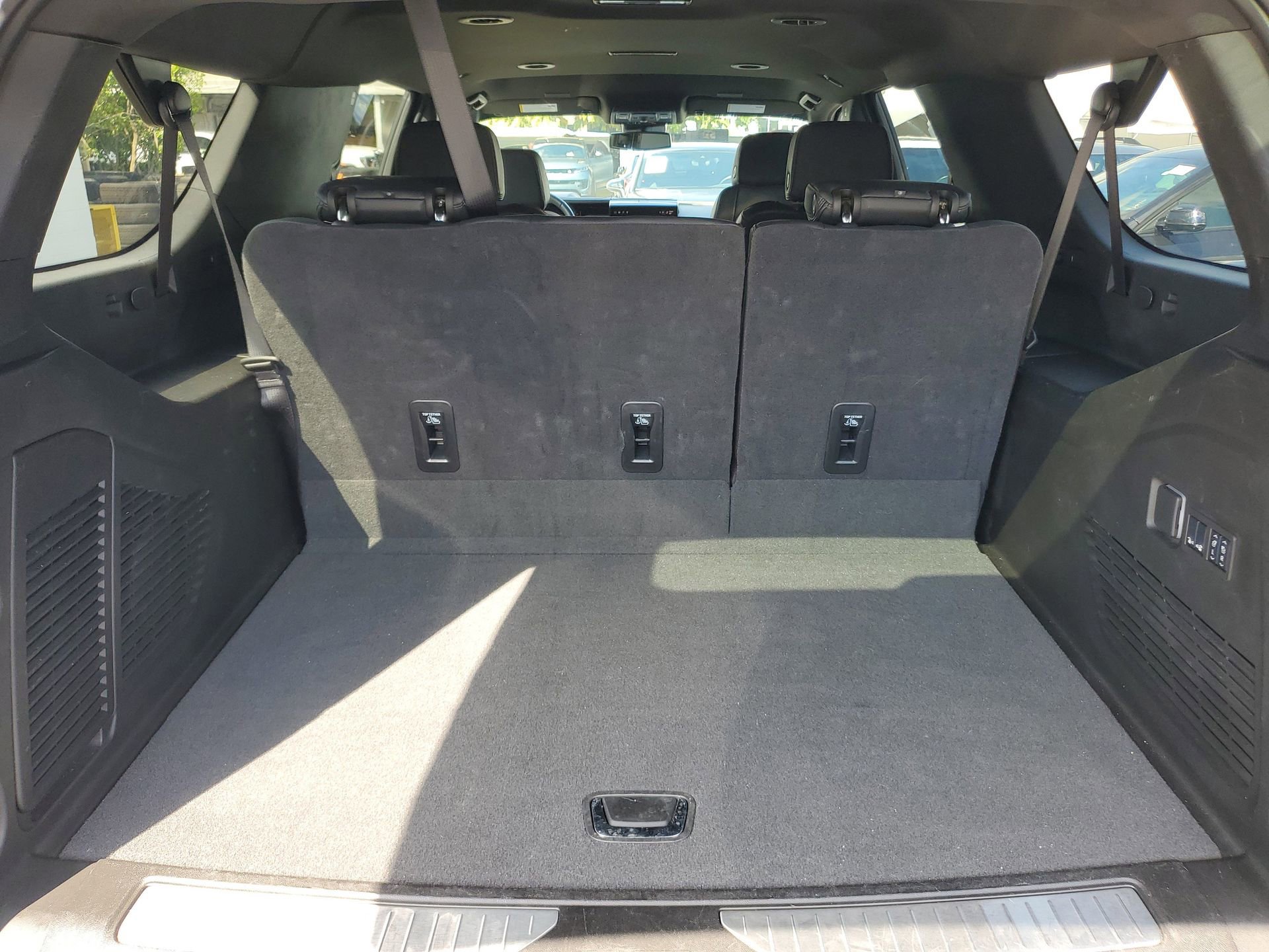 Used 2025 GMC Yukon XL Denali RWD image 8