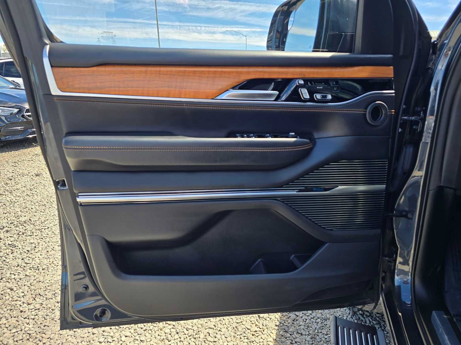 Used 2022 Jeep Grand Wagoneer Series III w/ Rear Seat Video Group 1 AWD/4WD image 21