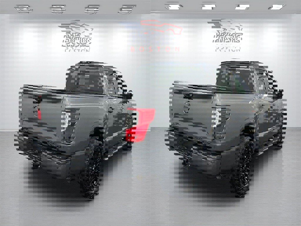 Used 2019 Nissan Titan SV w/ SV Convenience Package image 4