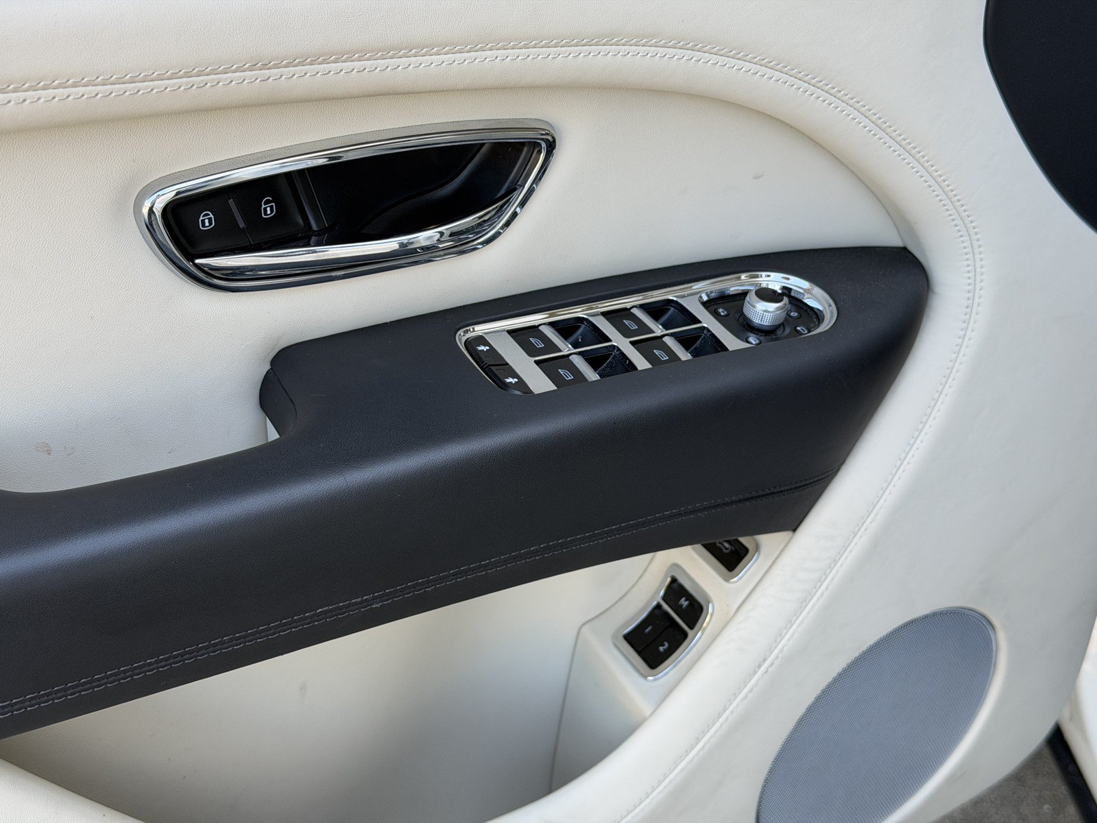 Certified 2023 Bentley Bentayga Extended Wheelbase AWD/4WD image 14