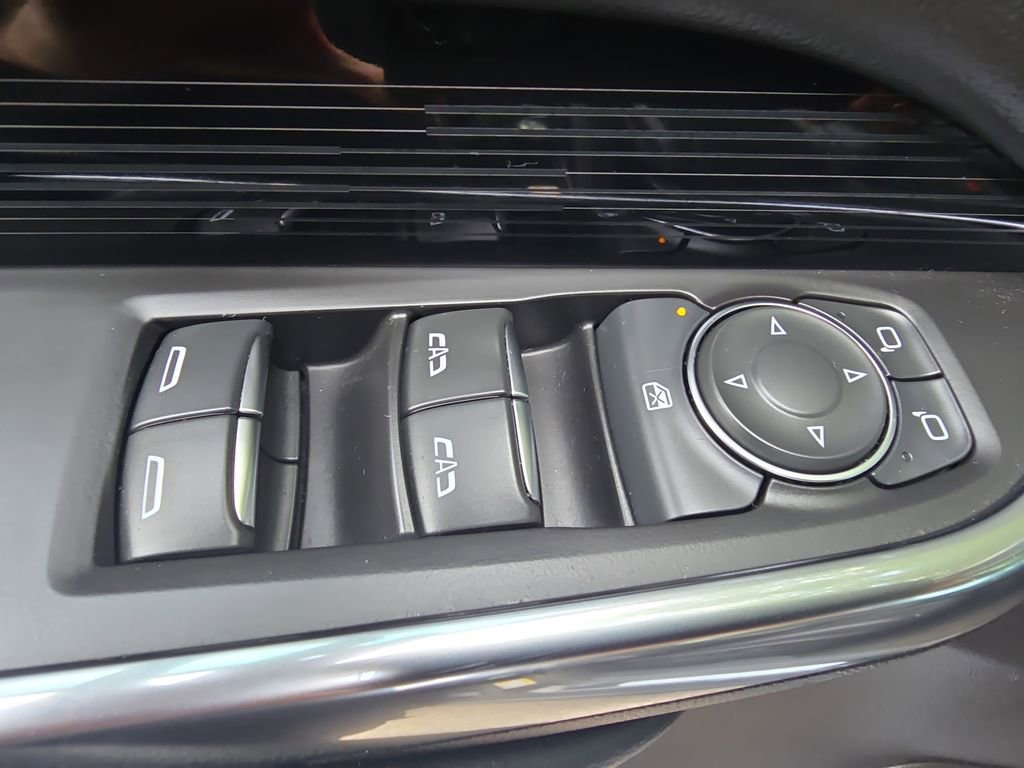 Used 2024 Cadillac XT4 Luxury w/ Cold Weather Package FWD image 27
