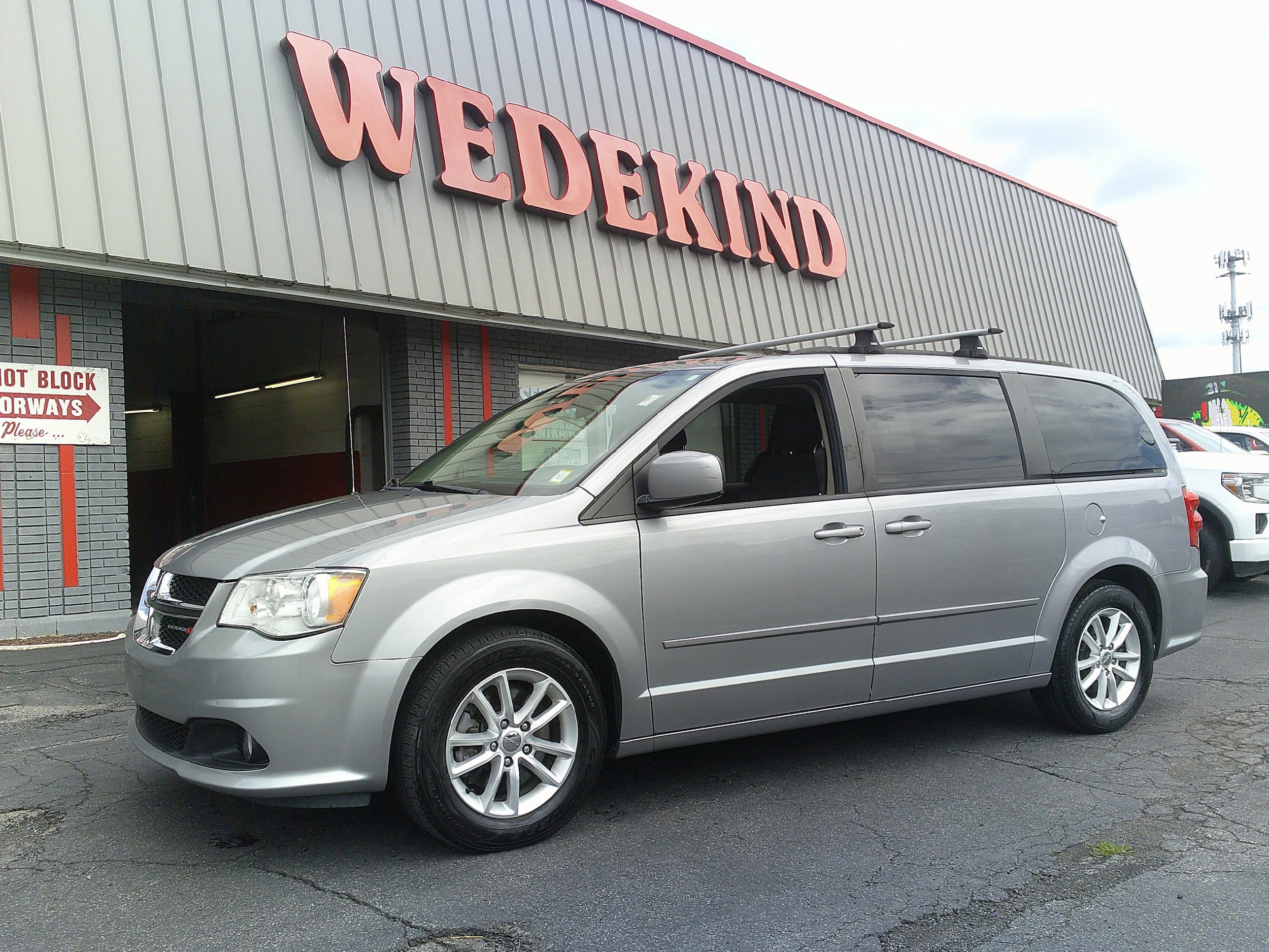 Used 2016 Dodge Grand Caravan SXT FWD image 2