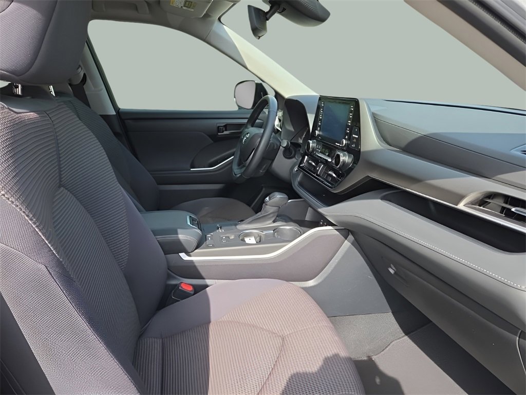 Used 2022 Toyota Highlander LE image 10