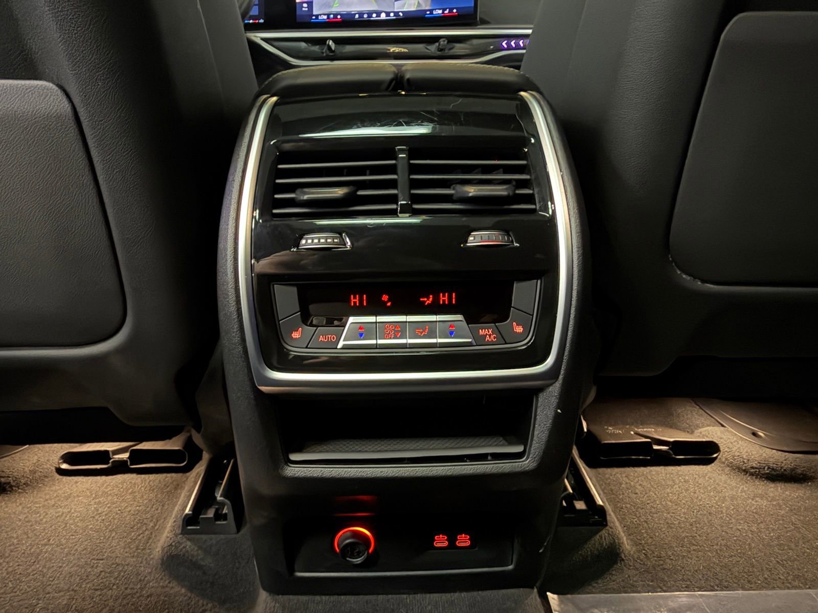 Used 2025 BMW X7 xDrive40i w/ Executive Package image 37