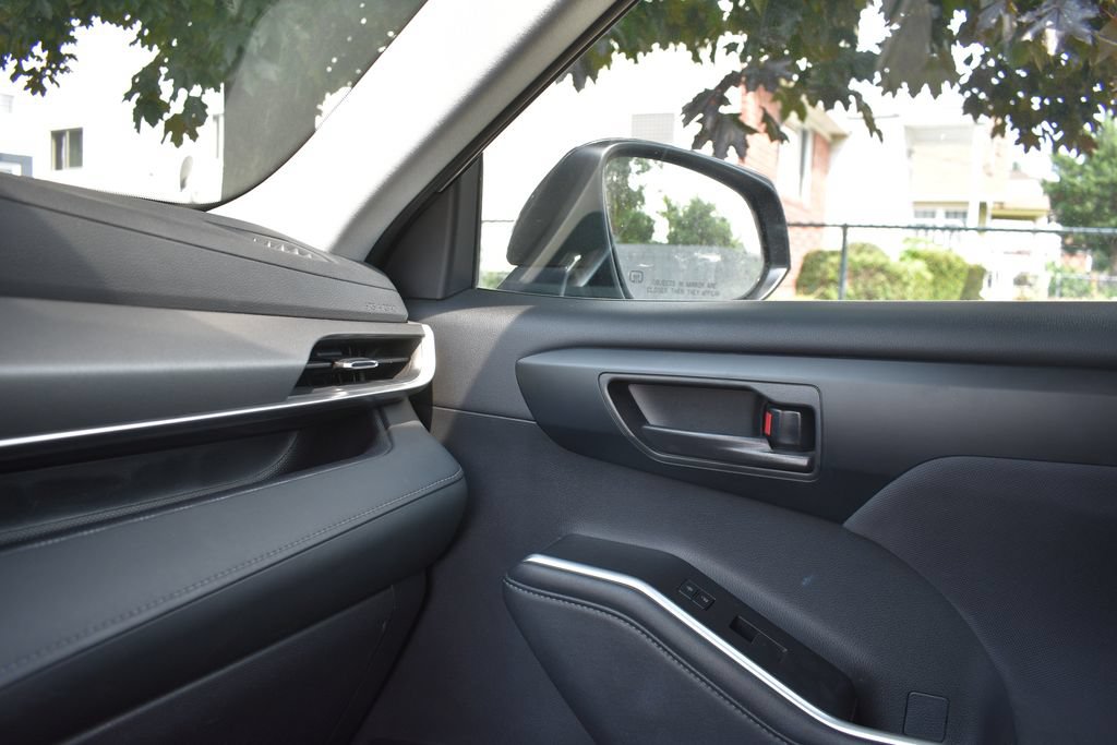 Used 2025 Toyota Highlander LE FWD image 18