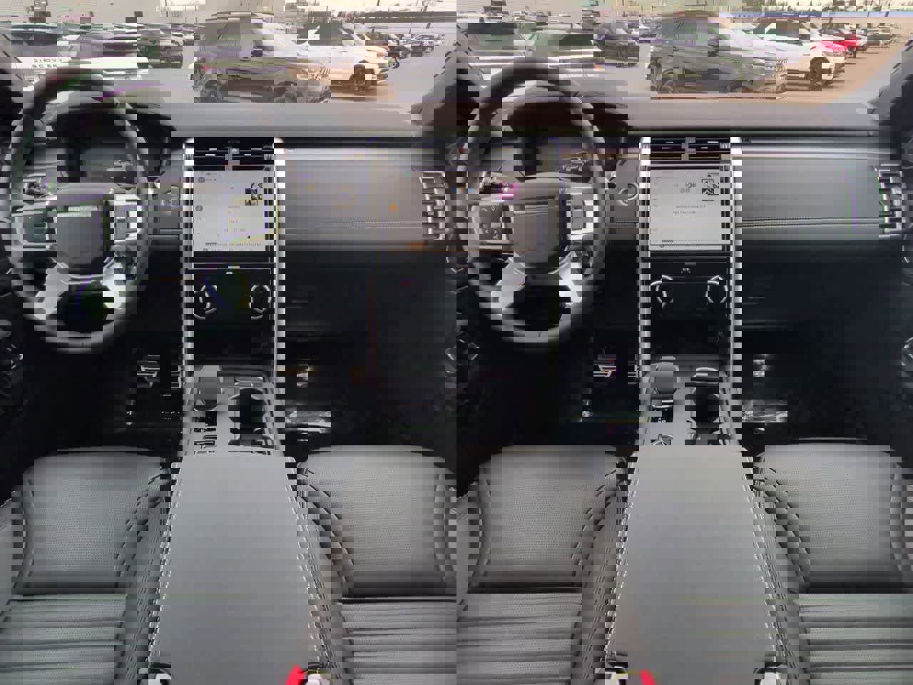 Used 2025 Land Rover Discovery Dynamic SE image 15