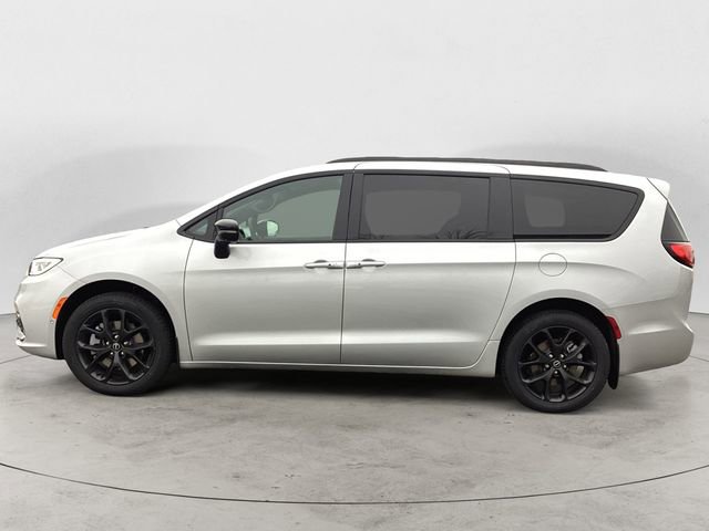 New 2026 Chrysler Pacifica Limited image 2