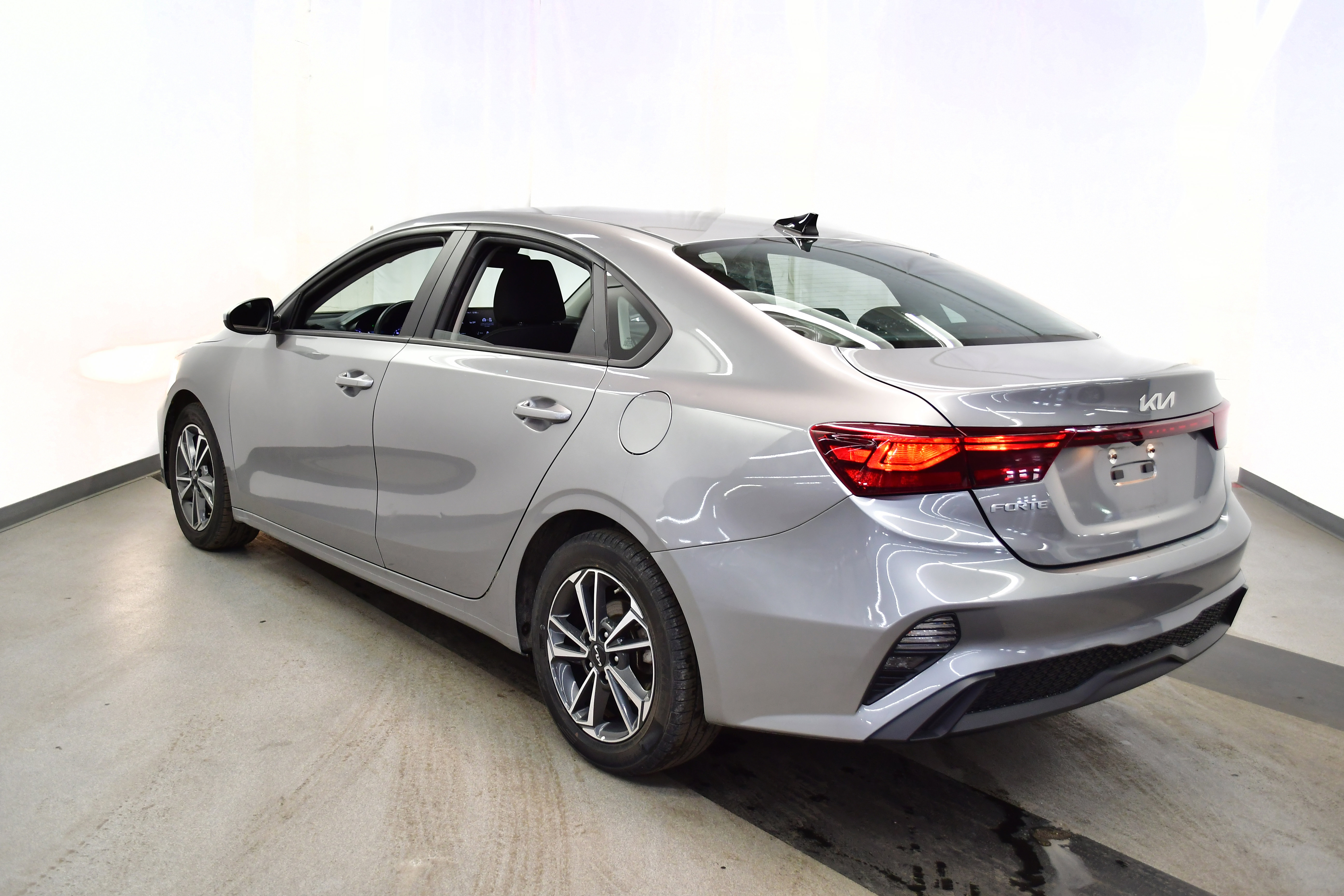 Used 2023 Kia Forte LXS image 9