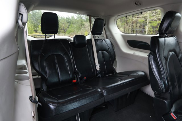 Used 2022 Chrysler Pacifica Touring-L image 34