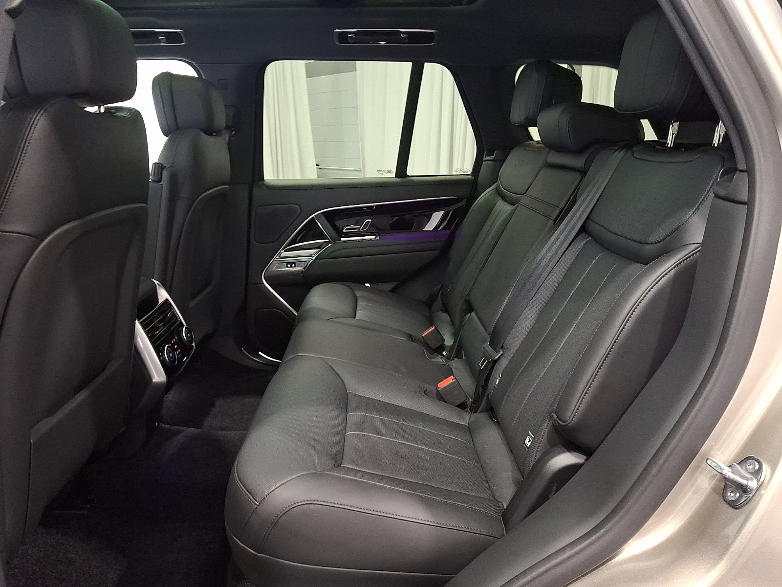 Certified 2025 Land Rover Range Rover SE AWD/4WD image 10