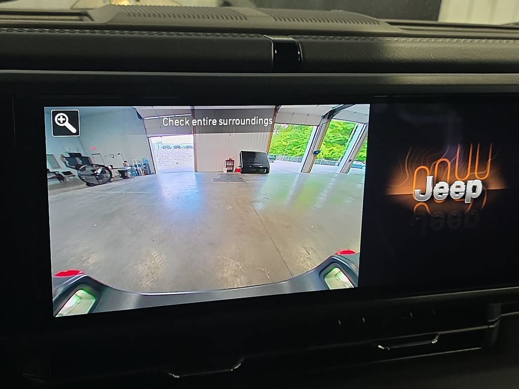 Used 2025 Jeep Gladiator Rubicon AWD/4WD image 25