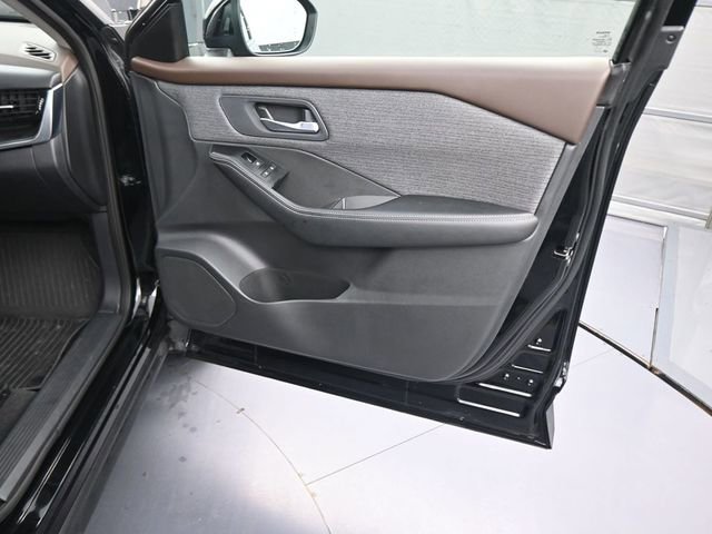 Used 2023 Nissan Rogue SV image 11