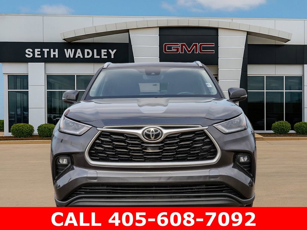 Used 2021 Toyota Highlander XLE AWD/4WD image 2