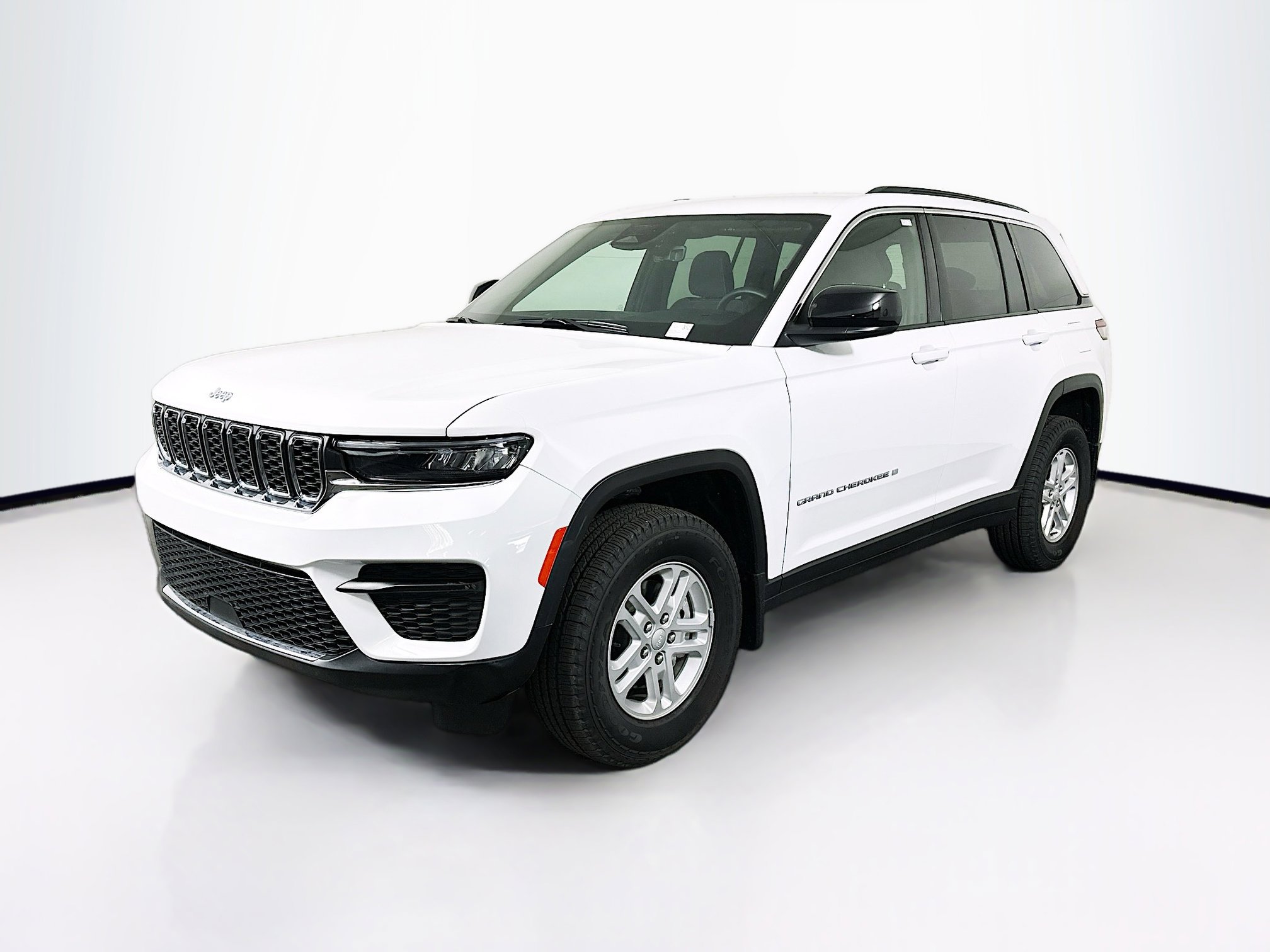 Used 2025 Jeep Grand Cherokee Laredo w/ MOPAR Finishing Package RWD image 3