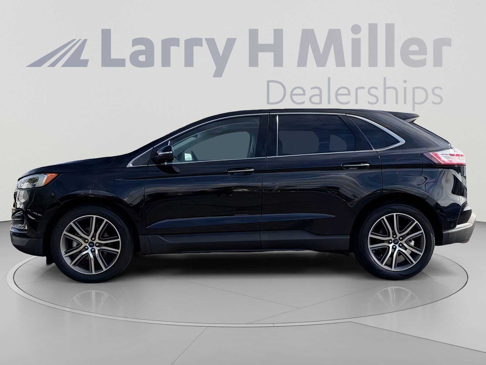 Used 2019 Ford Edge Titanium w/ Equipment Group 301A FWD image 3