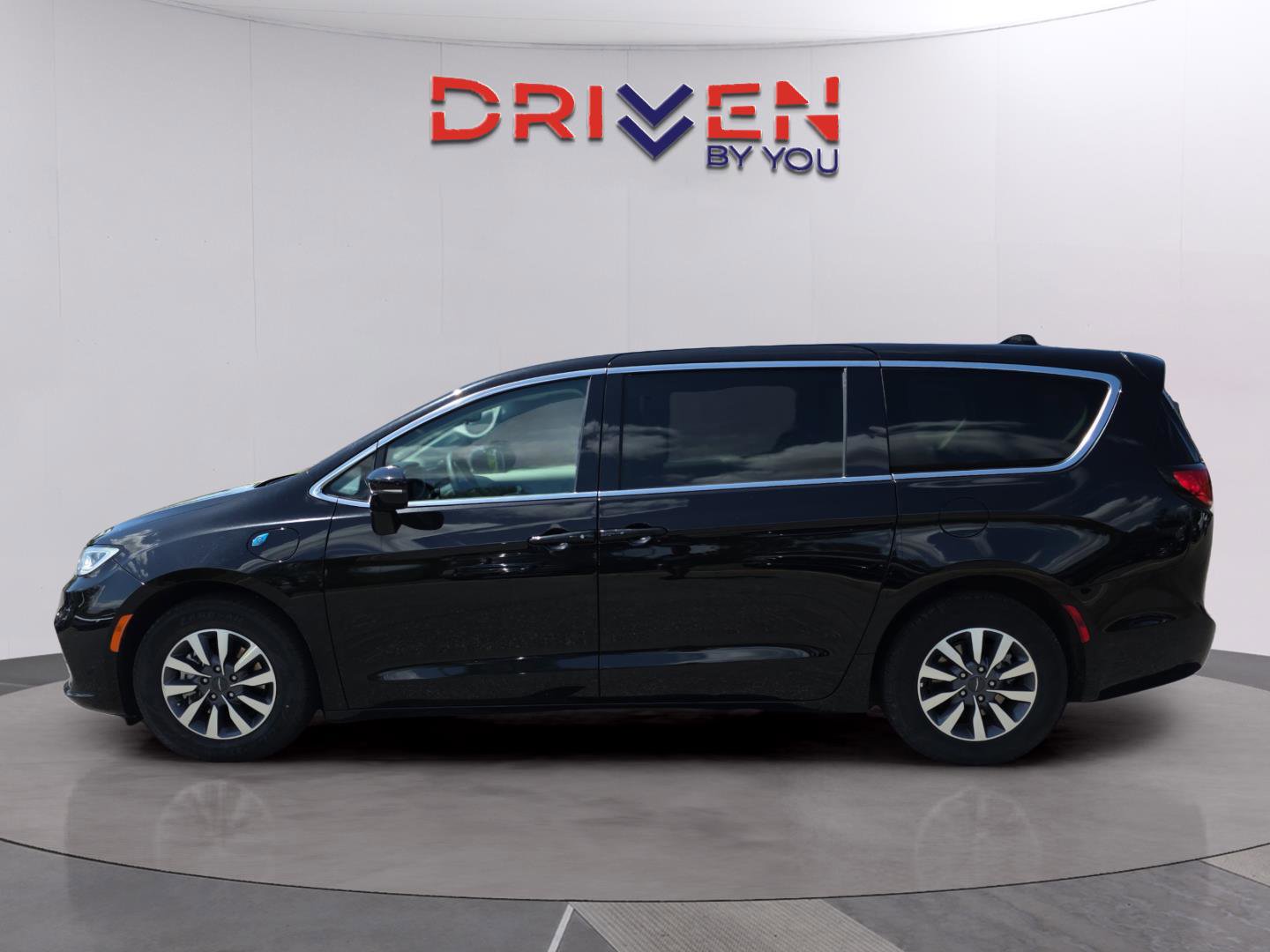 Used 2024 Chrysler Pacifica Select image 2