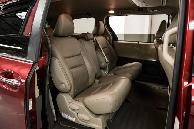 Used 2019 Toyota Sienna XLE Premium FWD image 29