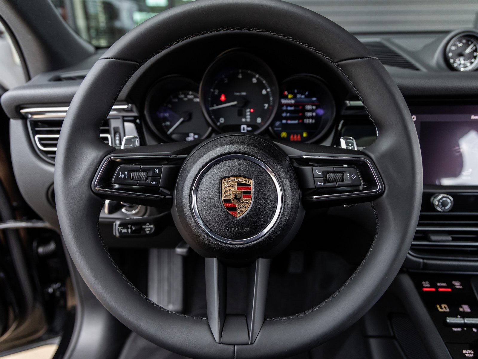 Used 2025 Porsche Macan image 23